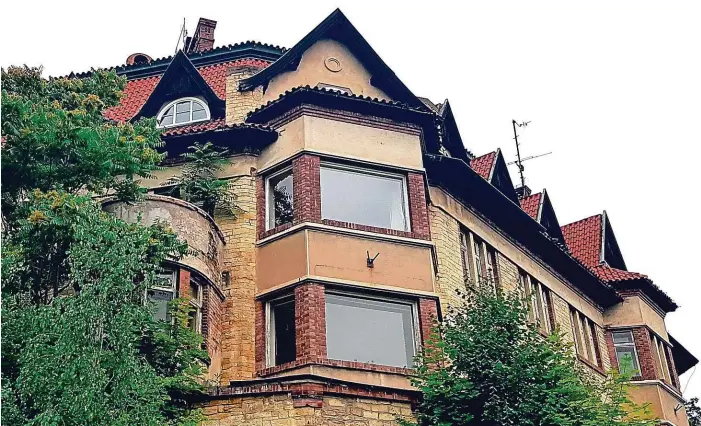  ?? FOTO ZDENĚK LUKEŠ ?? Hrad na Výšince. Architekt a stavitel Viktor Beneš si postavil v letech 1910–1912 svou podivuhodn­ou rezidenci na smíchovský­ch Hřebenkách, vstup je z ulice Nad Výšinkou.