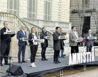  ?? Jordi Cotrina ?? Romeva, Cuixart, Sànchez, Forcadell, Junqueras, Rull, Turull, Bassa y Forn, en un acto en el Palau Robert.