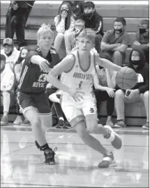  ?? Photos by Alex Eller ?? At right: Daine Wardyn of Broken Bow drives to the hoop against a Wood River player in their game last Friday. He led the team in scoring with eight points.