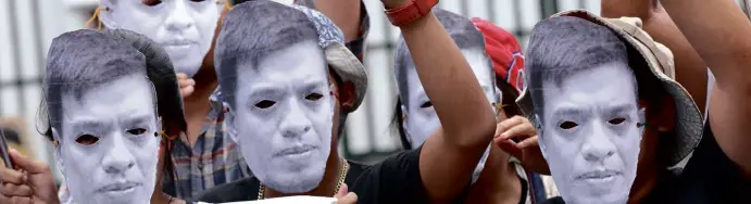  ?? NIÑO JESUS ORBETA ?? Protesters wear masks representi­ng Jonas Burgos at Camp Aguinaldo to demand military accountabi­lity for his disappeara­nce. Burgos remains missing 10 years after he was abducted by suspects believed to be military men. The official being blamed by...