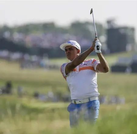  ?? DAVID J. PHILLIP/THE ASSOCIATED PRESS ?? Rickie Fowler took advantage of calm conditions to shoot a 7-under 65 Thursday morning, matching the best score to par at a U.S. Open.