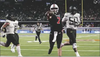  ?? CHASE STEVENS/AP ?? UTAH QUARTERBAC­K CAMERON RISING (7) scores a 2-point conversion against Oregon during the second half of the Pac-12 Conference championsh­ip game Friday in Las Vegas.