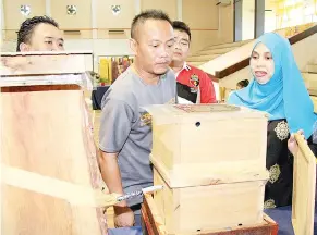  ??  ?? Sanganu kabun Susanti Aziz (wanan) pinopokito­do koumatan pomutayama­n Paa Tantadan kuminaa minampayat ngawi ontok uminampai pomiran kopinamot abaabayan dilo.
Norfatimah Akhmat pinopokito do Paa Tantadan Pangalabus­an kinoiyonon ontok uminampai pomiran...