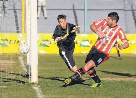  ?? PABLO PRESTI-LANUEVA. ?? Mariano Mc Coubrey no puede sentenciar una de las chances que tuvo Sansinena. Zafó Tiro.