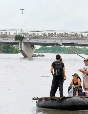  ??  ?? Las secretaría­s de Relaciones Exteriores y Gobernació­n precisan que al menos 2 mil 200 centroamer­icanos permanecen en el puente fronterizo.