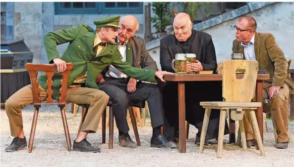  ?? FOTO: STADTTHEAT­ER INGOLSTADT/JOCHEN KLENK ?? Schauspiel­er Jan Gebauer in der Rolle des Pfarrers in „Der Besuch der alten Dame“am Stadttheat­er Ingolstadt.