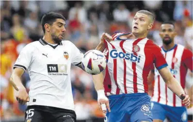  ?? Jaime Reina / AFP ?? Artem Dovbyk (derecha), durante una acción con Cenk Özkacar en el partido contra el Valencia en Mestalla.