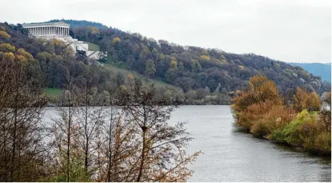  ?? Foto: Sven Hoppe, dpa ?? In der Donau nahe der „Walhalla“in Donaustauf fand eine Spaziergän­gerin am Freitagmor­gen die im Wasser treibende Leiche einer Frau. Dabei handelt es sich offenbar um die seit drei Wochen vermisste Malina Klaar.