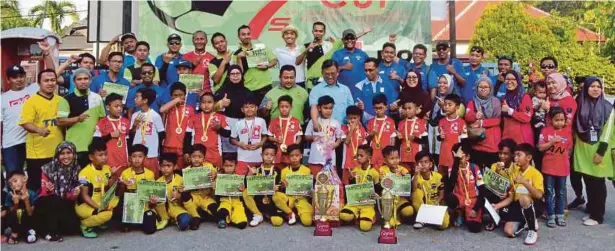  ??  ?? PEMAIN Inspire dan Raisuri FC bergambar selepas dinobatkan juara Kejohanan Piala Al-Hadaf 2018.