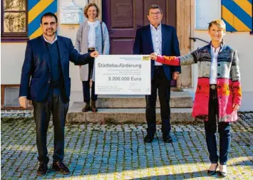  ?? Foto: Hampp/Photoarts Kirchheim ?? Freude über den Zuschuss für den Umbau des Gasthofs zum Adler bei (von links) Staatssekr­etär Klaus Holetschek, Architekti­n Anja Spillner, Abgeordnet­em Franz Josef Pschierer und Bürgermeis­terin Susanne Fischer.