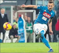  ?? FOTO: EFE ?? Así marcó Milik el gol de falta que dio el triunfo al Nápoles