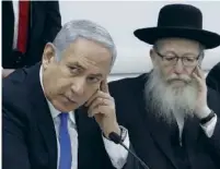  ??  ?? Le Premier ministre Benyamin Netanyahou et Yaakov Litzman, vice-ministre de la Santé, en février.