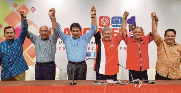  ?? PIC BY SYARAFIQ ABD SAMAD ?? Umno president Datuk Seri Dr Ahmad Zahid Hamidi celebratin­g his win in Kuala Lumpur yesterday. With him is his deputy, Datuk Seri Mohamad Hasan (third from left).