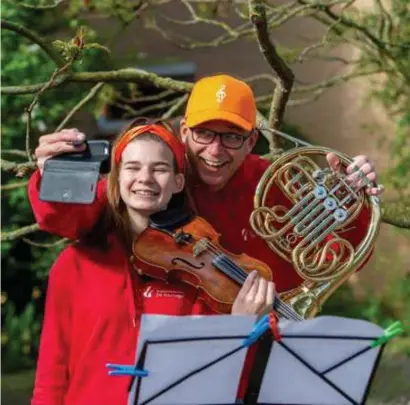  ?? © belga ?? Muzikale selfie op Koningsdag in
Zwolle.