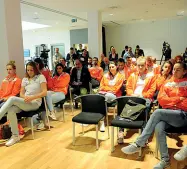  ??  ?? Gruppo affiatato Le ragazze del Neruda Volley alla presentazi­one