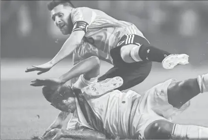  ?? Foto Afp ?? Lionel Messi, detenido por Wilder Cartagena, no consiguió ayer concretar alguna jugada de gol durante el encuentro contra Perú, clasificat­orio para el Mundial de Rusia 2018 ■