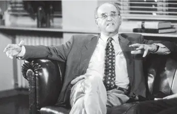  ?? FOTO: IMAGO IMAGES ?? Auf dem Sofa in seinem Element: Talkmaster Alfred Biolek im August 1991 im Fernsehstu­dio – während einer Ausgabe von „Boulevard Bio“in der ARD.