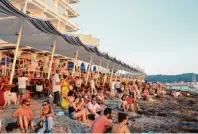  ?? Foto: Ute Müller/dpa tmn ?? Für viele gehört das zum Ibizaurlau­b dazu: Chillen im „Café del Mar“– eine Sunset Bar Legende auf der Insel.