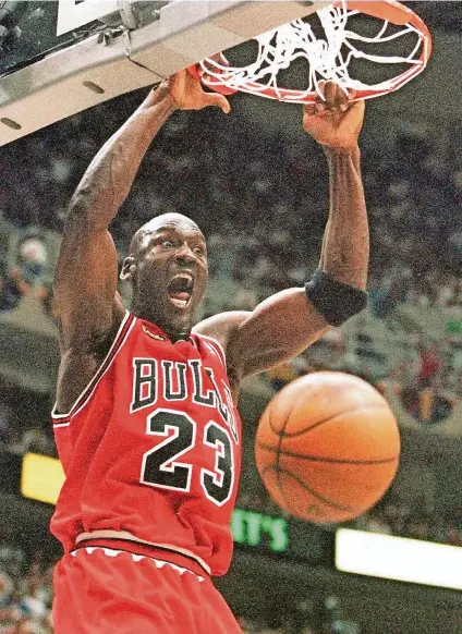  ?? FOTO: HAYNES/DPA ?? So haben die Basketball-Fans die Legende Michael Jordan kennen und lieben gelernt.