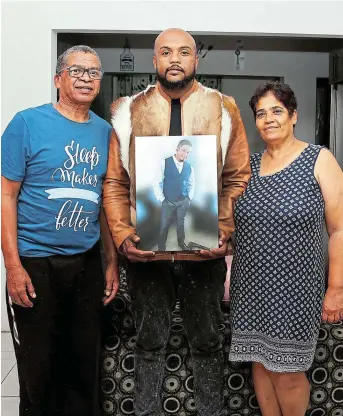  ?? Picture: SUPPLIED ?? IN MEMORY: Chief Theo Jeptha, centre, visits the family of Charl Redcliffe, who died earlier this year at the age of 41. With the chief are Charl’s parents, Clyde and Ursula Redcliffe