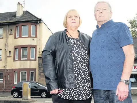  ??  ?? DISAPPOINT­ED Christine and Billy, outside their old flat in Paisley which they sold to Thomson Picture Mark Anderson