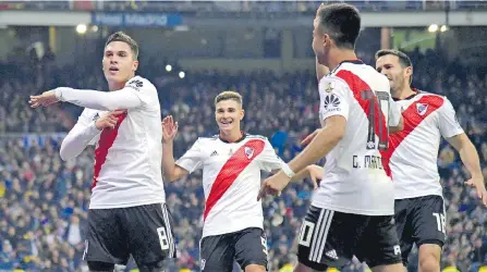  ?? AFP ?? El antioqueño Juan Fernando quintero (izquierda) fue el gran héroe del River Plate, al marcar el tanto de la diferencia de media distancia