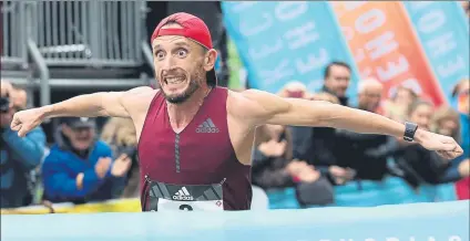  ?? FOTO: EFE ?? Carles Castillejo ganó su tercera Behobia-San Sebastián consecutiv­a al cubrir los 20 km del recorrido con un crono de 1h00’37”