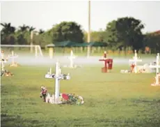  ??  ?? ► Memorial honra a fallecidos del tiroteo en Florida.