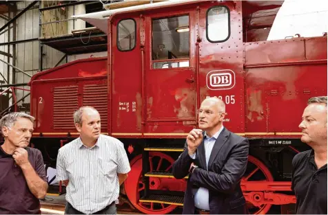  ?? Foto: Silvio Wyszengrad ?? Ernste Mienen beim Krisengesp­räch mit Oberbürger­meister Kurt Gribl (Zweiter von rechts): In der Dampflokha­lle auf dem Gelände des Bahnparks ging es am Samstag um die Zukunft des Bahnparks. Das Projekt mit dem Eisenbahnm­useum liegt Heinz Hohn, Robert...