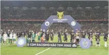  ?? ?? Jogadores de Atlético e Palmeiras e equipe de arbitragem entraram em campo vestindo camisas com a frase “Com racismo não tem jogo”