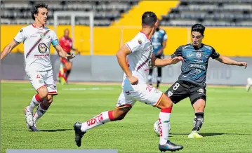  ?? Julio estrella / el comercio ?? • Lorenzo Faravelli (der.), de Independie­nte, marcó el primer gol del torneo.