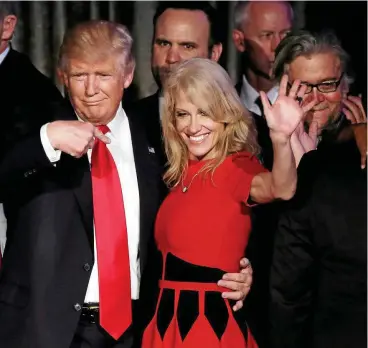  ?? FOTO / REUTERS ?? Vertraut: Donald Trump und seine Kampagnenl­eiterin Kellyanne Conway in der Wahlnacht von 2016. Die Erfinderin der „alternativ­en Fakten“zieht sich nun aus dem Weißen Haus zurück.