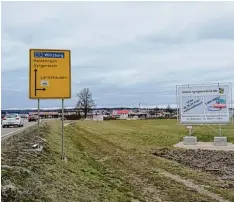  ?? Foto: Andreas Schopf ?? Das Werbeplaka­t rechts im Bild steht an der Straße zum Gewerbegeb­iet von Lands hausen. Jetzt muss es versetzt werden.