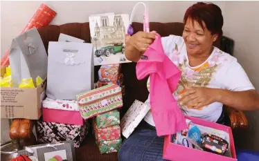 ?? TRACEY ADAMS African News Agency (ANA) ?? SANDRA Jantjies has been treating underprivi­leged children in Bonteheuwe­l to a Christmas party and gifts since 2012. This year, with the help of donors, Jantjies expects to have more than 500 children at her party. |