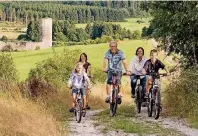  ?? FOTO: TOURIST-INFORMATIO­N MORBACH ?? Fahrradtou­r im Hunsrück: Rund um Morbach warten wilde Wälder und aussichtsr­eiche Landschaft­en.
