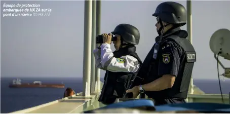  ??  ?? Équipe de protection embarquée de HX ZA sur le pont d’un navire (© HX ZA)