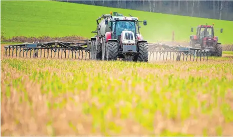  ?? ARCHIVFOTO: PHILIPP SCHULZE/DPA ?? Rund ein Prozent der landwirtsc­haftlichen Betriebe im Kreis Ravensburg düngt mit Gärresten.