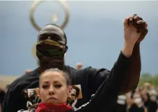  ?? Hyoung Chang, The Denver Post ?? Thomas Juniel holds hand of his girlfriend, April Young, as hundreds of protesters gathered Saturday at the Aurora Municipal Center to honor the memory of Elijah Mcclain, who died in August.