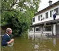  ?? AFP ?? Nahe Ravenna steht den Bewohnern das Wasser bis zur Hüfte.