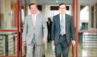  ?? HENG CHIVOAN ?? Sar Kheng and Sam Rainsy in a meeting at the National Assembly in 2015.