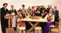  ?? Bild: Tina Eul ?? Das Ensemble der Theatergru­ppe Ehingen am Hesselberg in den Kostümen des Ver eins Alt Nördlingen zusammen mit den Technikern.
