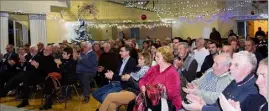  ?? (Photos Jo.B.) ?? Hervé Philibert reçoit des mains de M. Massué le diplôme des « Marianne du civisme », devant une salle comble.