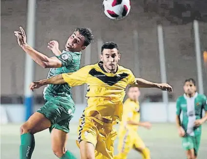  ?? FOTO: ANDRÉS AYALA ?? El Badalona va igualar al camp del Cornellà Els de Calderé encara no coneixen la victòria en aquesta Lliga