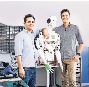  ?? FOTO: NRW.BANK ?? IOX LAB-Gründer Robert Jänisch (links) und COO Andreas Bell mit einem aus ihrem 3-D-Drucker entstanden­en Roboter.