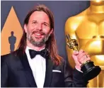  ??  ?? Linus Sandgren poses in the press room with the Oscar for Best Cinematogr­aphy for "La La Land".