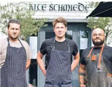  ?? FOTO: NORBERT PRÜMEN ?? Leon Mratschkow­ski (mitte) mit seinem Team aus der Küche, Alexei Schweizer (links) und Szymon Thiele.