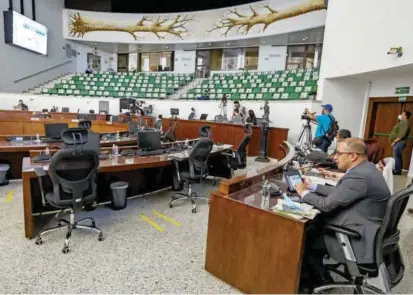  ?? FOTO ?? Ayer, en el Concejo de Medellín, Jorge Andrés Carrillo, gerente de EPM, expuso la situación financiera de la compañía en medio de un debate de control político.