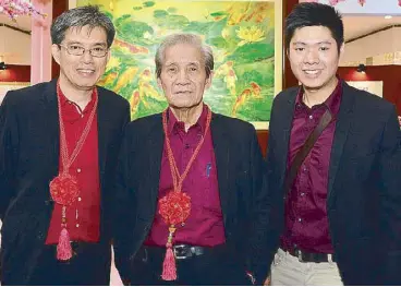  ??  ?? Three generation­s of Chan Lim artists: The family patriarch Jose Chan Lim (middle), his son Dr. Alex Chan Lim (left), and grandson Engr. Geoffrey Chan Lim (right) during the launch of “An Exquisite Exhibit of Plates and Scrolls” at The Block SM City...