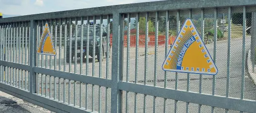  ??  ?? Cancello chiuso L’ingresso del campo della Protezione civile a Marco di Rovereto. Al suo interno i migranti vengono ospitati in container