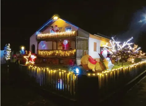  ??  ?? 65 Arbeitsstu­nden haben Florian Schröttle, Patrick und Maria Förster investiert, um Haus und Garten in dieses weihnachtl­iche Lichtermee­r zu verwandeln.